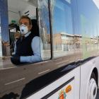 Conductor de autobus con mascarilla en Valladolid- JUAN MIGUEL LOSTAU.