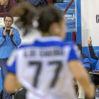 Miguel Ángel Peñas, aplaude a sus jugadoras desde la banda en un lance de un partido.-M. Á. Santos