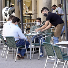 Un camarero atiende a los clientes en una terraza de la calle Ferrari de Valladolid.- J. M. LOSTAU
