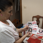 Jesusa, hermana de María Dolores Sánchez, desaparecida hace 32 años, enseña carteles con la foto de su hermana. PHOTOGENIC/ CARLOS LLORENTE