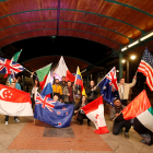 Los chefs participantes con las banderas de sus países bajo la marquesina de la plaza de España. PHOTOGENIC