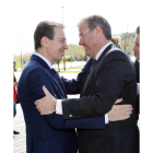 El presidente del CES, Germán Barrios (I), saluda al alcalde de León, Antonio Silván, durante la entrega de los Premios Castilla y León 2017.-ICAL
