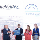 Javier Meléndez recoge el Premio en presencia de Jesús Julio Carnero, Virginia Barcones y Ángela de Miguel. ICAL