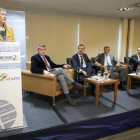 La consejera de Economía y Hacienda, Pilar del Olmo, clausura la jornada 'Brexit, sus implicaciones en el sector agroalimentario'. En la imagen, junto a Pablo Lago, director de El Mundo - Diario de Castilla y León y los pontentes.-ICAL