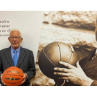 Pepe Mortainos, en una imagen de archivo en la FBCyL junto a la imagen del fundador del baloncesto. / G. VELASCO