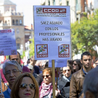 Una manifestante sostiene una pancarta contra Sáez.-PABLO REQUEJO (PHOTOGENIC)