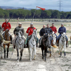 Un grupo de caballistas pasea por Tordesillas junto a sus equinos antes de la clausura de las jornadas.-J.M. LOSTAU