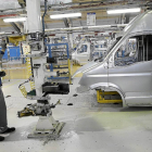 Linea de montaje de la furgoneta Daily en la planta de Iveco de Valladolid.-J. M. Lostau