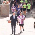 Jesús zarzuela en la última posta botando el balón en la presentación del UEMC Real Valladolid baloncesto. / PHOTOGENIC