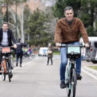 Sánchez y Óscar Puente probando las nuevas bicicletas Biki.- E. M.