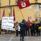 Manifestantes a las puertas de la Basílica de San Isidoro durante la visita del presidente del Gobierno, Mariano Rajoy-ICAL