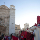 Lectura del Pregón de las Siete Palabras frente a la iglesia de San Pablo de Valladolid. / E.M.