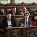 Óscar Puente y Pedro Herrero, en un momento del pleno de este lunes en el Ayuntamiento de Valladolid.-J. M. LOSTAU