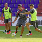 Marcelo toca el balón ante el marcaje de Juanpe durante un entrenamiento en Zorrilla.-Pablo Requejo