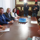 La ministra María Jesús Montero, Óscar Puente y Manuel Saravia frente a Mariam Bocek y Andy Palmer, en la reunión del Ayuntamiento de Valladolid.-E. M.
