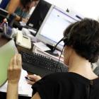 Dos mujeres trabajando en una oficina.-E.M.