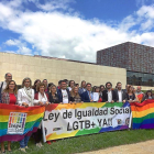 Representantes del PSOE, Podemos, Ciudadanos e IU con mimebros de colectivo de lesbianas, gays, transexuales y bisexuales ayer en la puerta de las Cortes.-ICAL