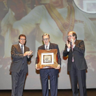 El editor José Luis Ulibarri y el presidente Herrera aplauden a Alberto Cándido López, ante la fotografía de su padre.-REPORTAJE GRÁFICO:J.M.LOSTAU / PHOTOGENIC / JAVIER ÁLVAREZ