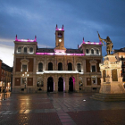 El Ayuntamiento iluminado con los colores del Real Valladolid. | E. M.