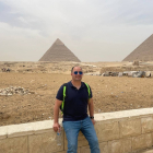 Dani Gordo con las pirámides de Guiza detrás. / EL MUNDO