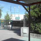 Entrada al colegio Miguel Delibes de Aldeamayor de San Martín, el único centro escolar del municipio-L. G.