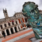 Réplica del galardón de los premios Goya en la plaza Mayor de Valladolid. -ICAL
