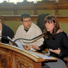 María Sánchez durante su intervención en el pleno, junto a Alberto Bustos y Rosalba Fonteriz.-J. M. Lostau