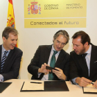 Firma de convenio entre el ministro de Fomento Iñigo de la Serna, el presidente de RENFE, Juan Alfaro y el alcalde de Valladolid, Óscar Puente-ICAL