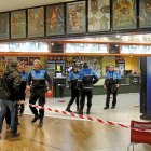 Varios policías locales acordonan la entrada de los cines Megarama en la tarde noche del pasado domingo.-J. M. LOSTAU