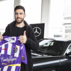 Nikos posa con la camiseta del Real Valladolid durante su presentación.-Miguel Ángel Santos