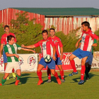 Los jugadores del Atlético Tordesillas despejan el peligro de su área en el partido contra el Betis del Trofeo Diputación.-REYES MOYANO