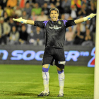 Asenjo reclama al línea durante su etapa blanquivioleta-MONTSE ÁLVAREZ