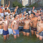 Los jugadores del VRAC Quesos Entrepinares celebran el triunfo en la Supercopa en la fuente de la Plaza Madrid.-MIGUEL ÁNGEL SANTOS