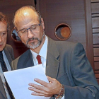 De Santiago Juárez junto a Luis Fuentes en un receso del pleno.-J.M. Lostau