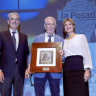 Antonio Fernández-Galiano, Mariano García, premiado como Iniciativa Enológica, y la ministra Isabel García Tejerina.-