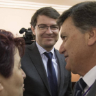 El candidato del PP a la Diputación de Segovia, Francisco Vázquez (D), toma posesión de su cargo como presidente de la Diputación de Segovia. En la imagen junto con la alcaldesa de Segovia, Clara Luquero, y el alcalde de Salamanca, Alfonso Fernández Mañue-ICAL