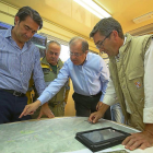 Herrera señala el mapa de la zona junto a Suárez Quiñones y miembros del operativo.-E.M.