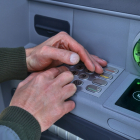 Un usuario introduce su clave de seguridad en un cajero automático.- E. M.