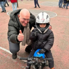 El alcalde de Valladolid, Jesús Julio Carnero, posa junto a Luca, un motorista vallisoletano de solo 4 años. -JESUSJCARNERO