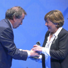 De Santiago-Juárez entrega el premio a la redactora jefe de EL MUNDO, María Romero Mayor.-ICAL