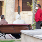 Vecinos de Pedrajas de San Esteban dialogan con sus mascarillas en un banco instalado en una plaza de la localidad. - PABLO REQUEJO