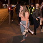 Asistentes al concierto de Ariana Grande salen tras la explosión en el Manchester Arena.-REUTERS