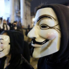 Protesta en Bruselas aludiendo a Anonymous.-REUTERS / YVES HERMAN