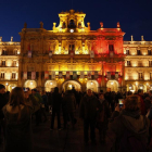 Cientos de personas se han concentrado en una plaza mayor con los colores de la bandera Belga, para mostrar repulsa por los atentados de Bruselas.-ICAL