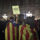 Concentración en la plaça Sant Jaume en protesta por el encarcelamiento de Jordi Sànchez y Jordi Cuixart.-EL PERIÓDICO