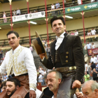 Salida a hombros de Sergio Pérez y Diego Ventura.-JOSÉ SALVADOR