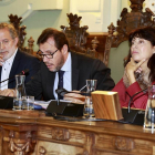 Óscar Puente, entre  Manuel Saravia y Ana Redondo, durante la celebración del  pleno municipal en el Ayuntamiento.-J.M. LOSTAU