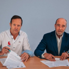 Juan Carlos Martín Hansen y José María Valentín-Gamazo, en el momento de la firma del Convenio Audiovisual.  /            Sara Cabezas