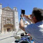 Un turista fotografía la iglesia San Pablo, en una imagen de archivo.-J. M. LOSTAU