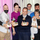 Los ganadores de los Premios Pincho Oro, Plata, Bronce y Cobre, en primer plano junto a otros galardonados. LOSTAU